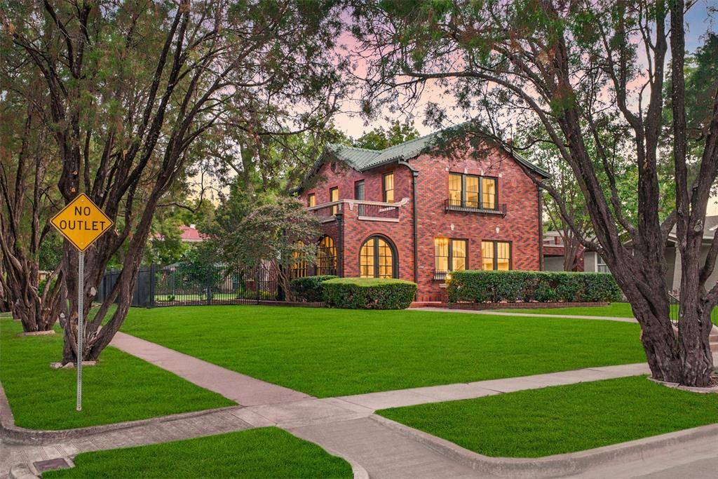 2127 Pembroke Drive, Fort Worth, TX 76110