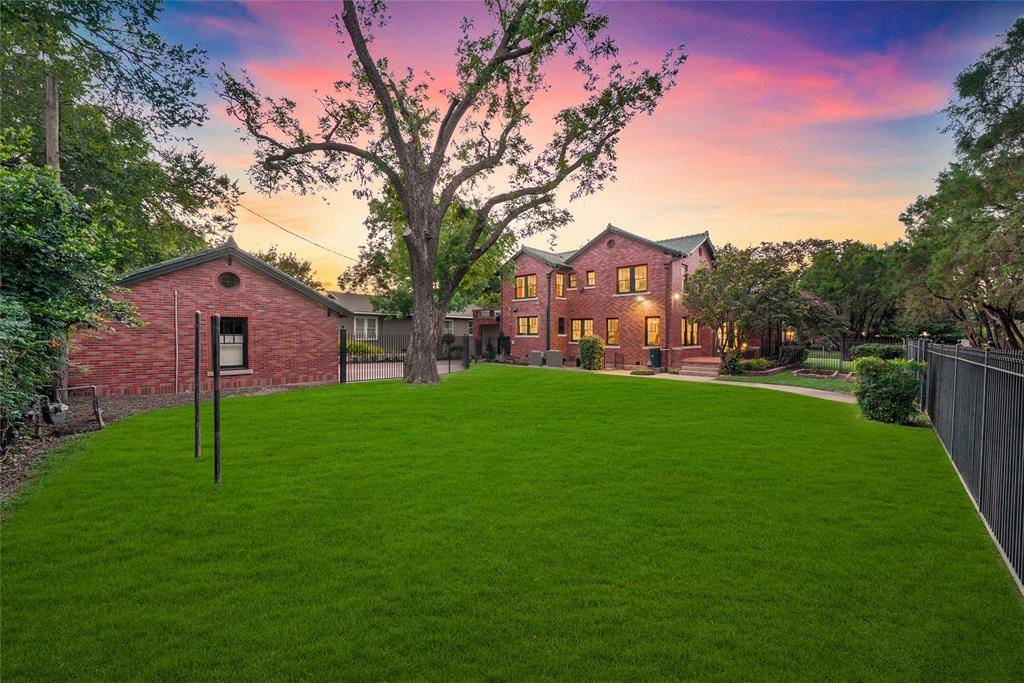 2127 Pembroke Drive, Fort Worth, TX 76110