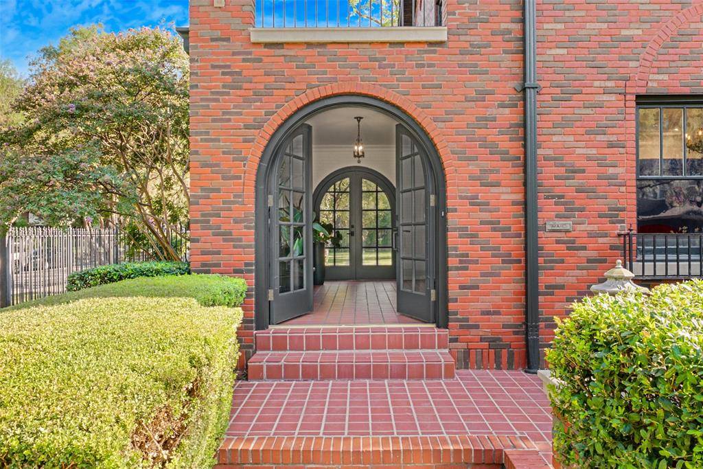2127 Pembroke Drive, Fort Worth, TX 76110