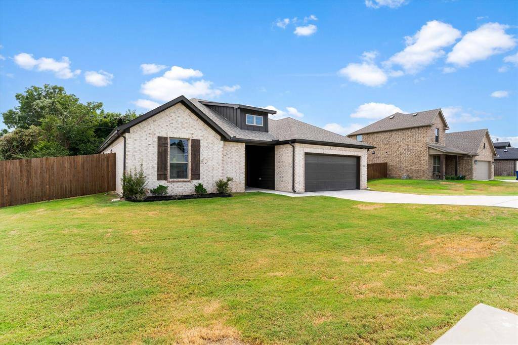 2110 Briarwood Drive, Bridgeport, TX 76426