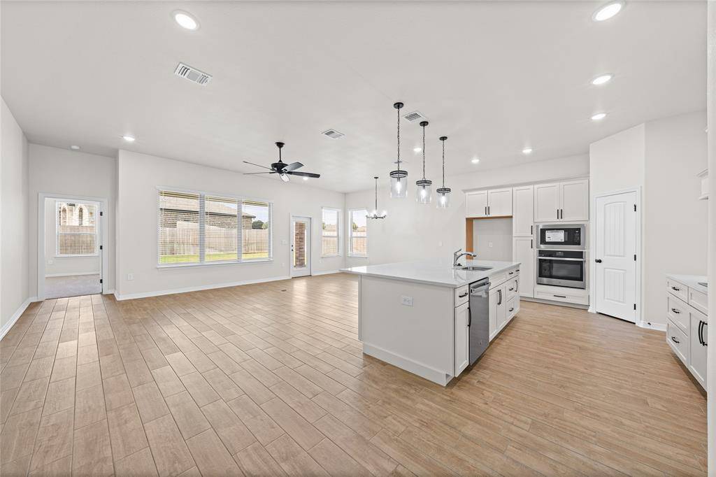 130 lasso Loop, Lorena, TX 76655