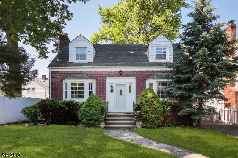 813 Miltonia St, Linden City, NJ 07036