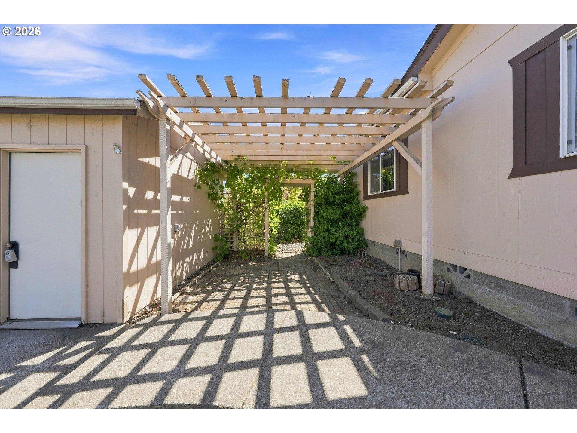 290 ADAMS LOOP, Roseburg, OR 97471