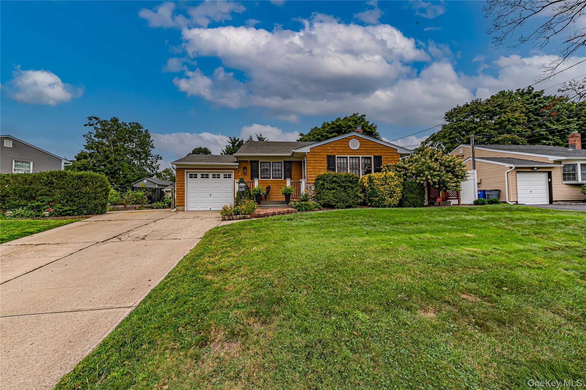3 Peary LN, Kings Park, NY 11754