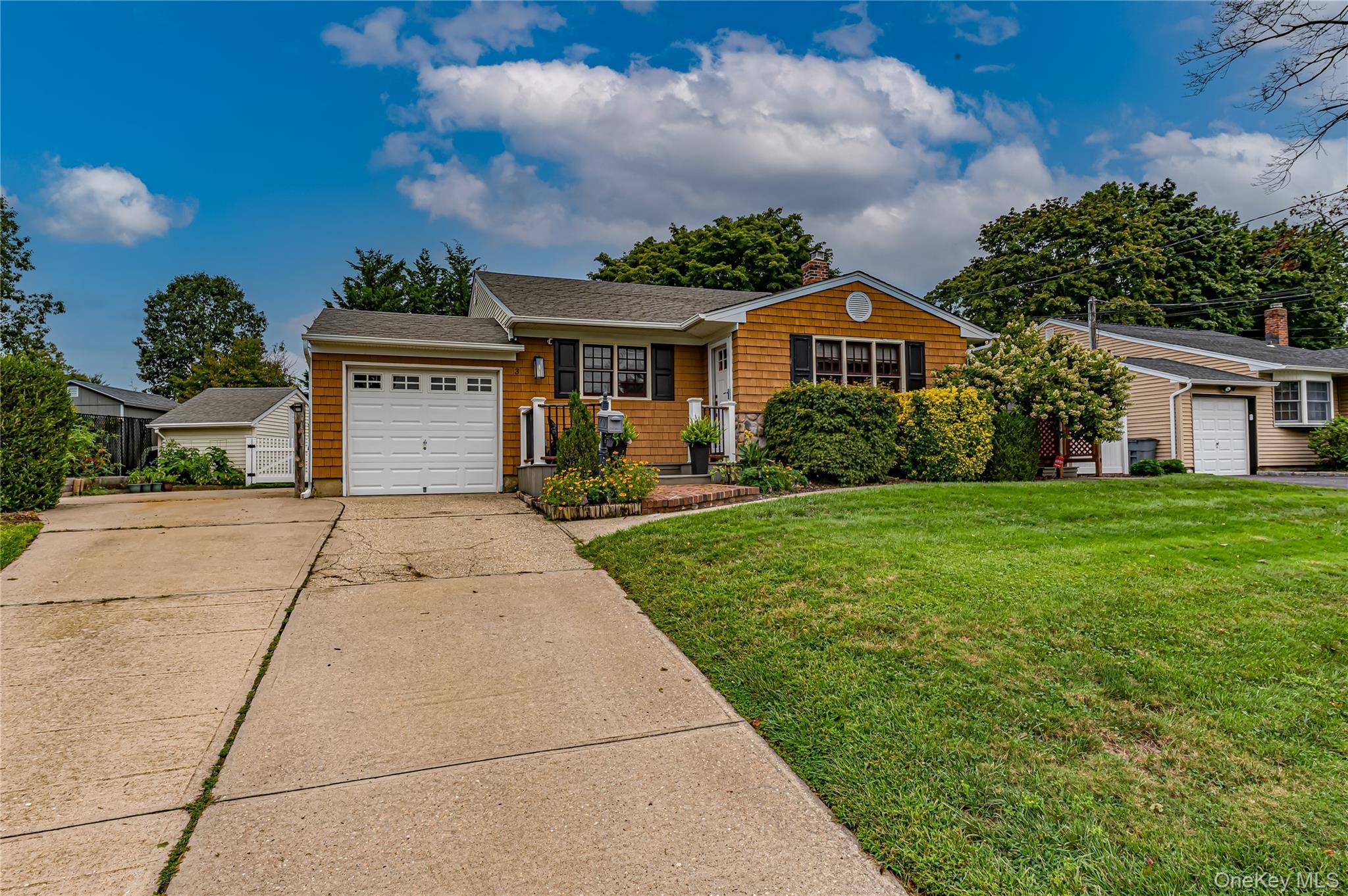 3 Peary LN, Kings Park, NY 11754