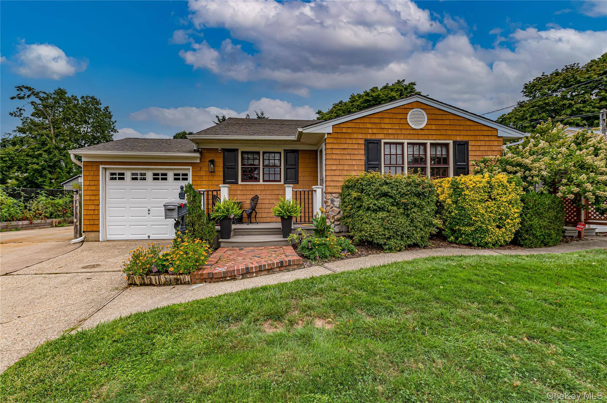 3 Peary LN, Kings Park, NY 11754