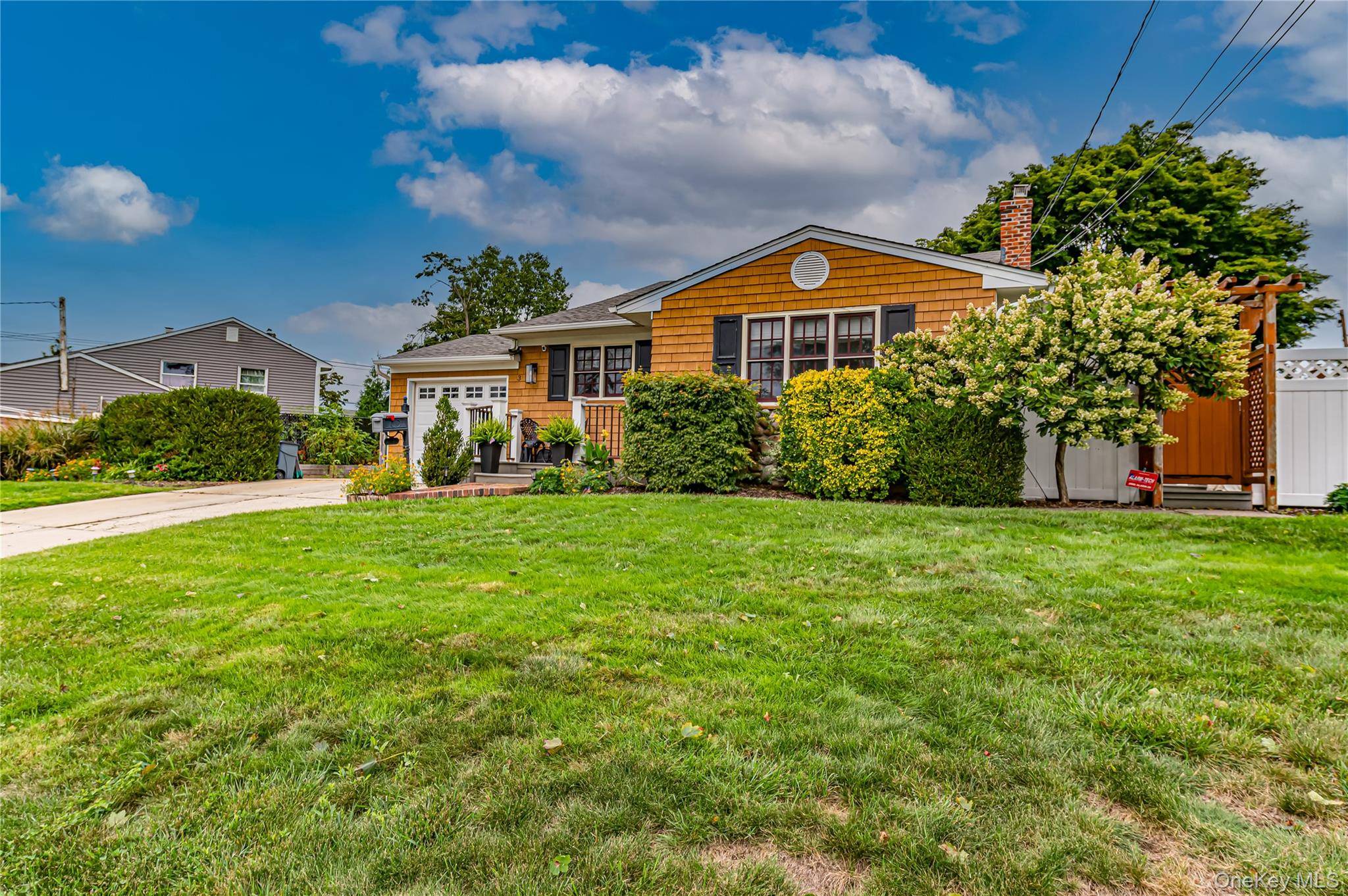 3 Peary LN, Kings Park, NY 11754