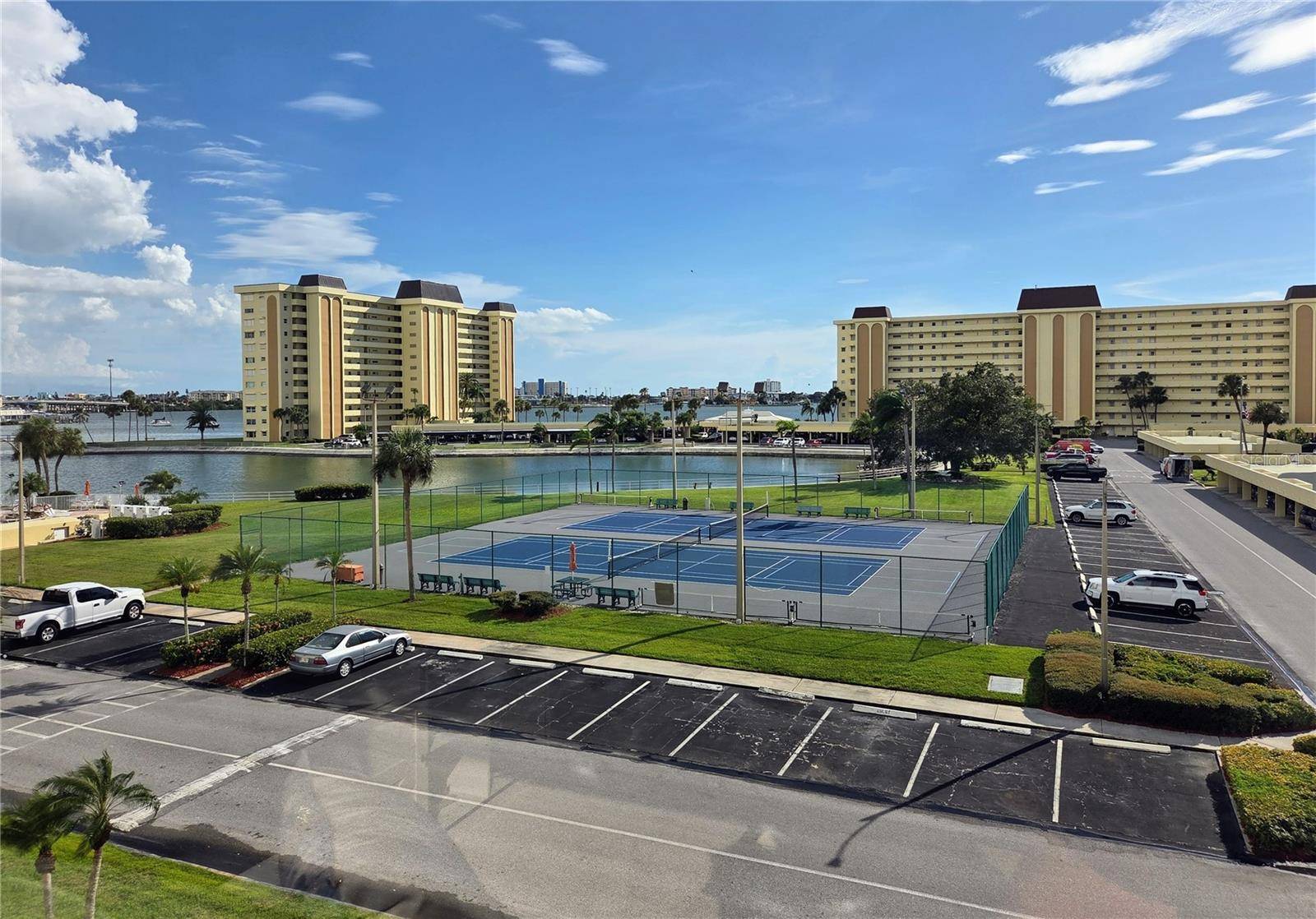 4650 COVE CIR #409, St Petersburg, FL 33708