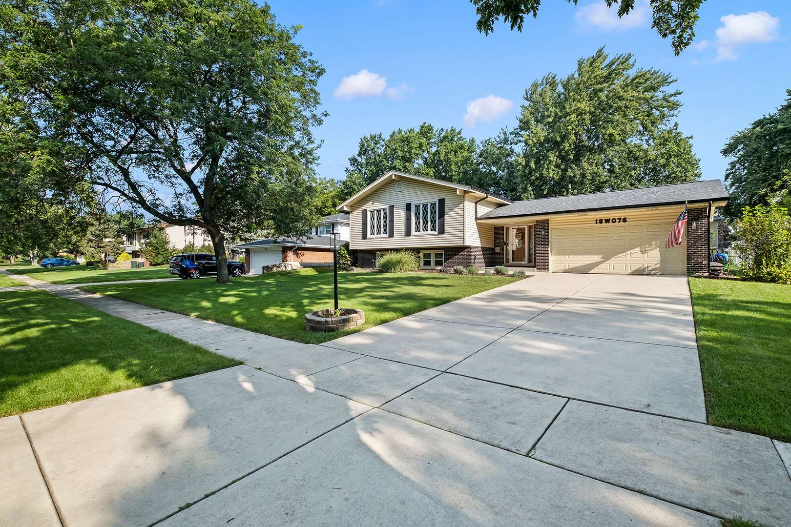 18W076 71st ST, Darien, IL 60561