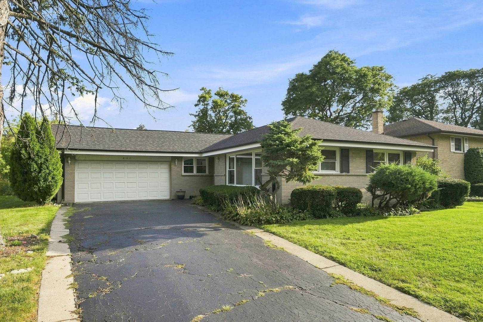807 E Golfview DR, Mount Prospect, IL 60056