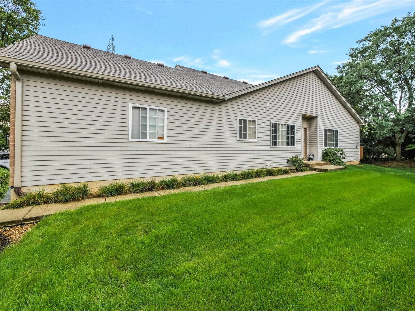 1321 Dancing Bear LN, Elgin, IL 60120