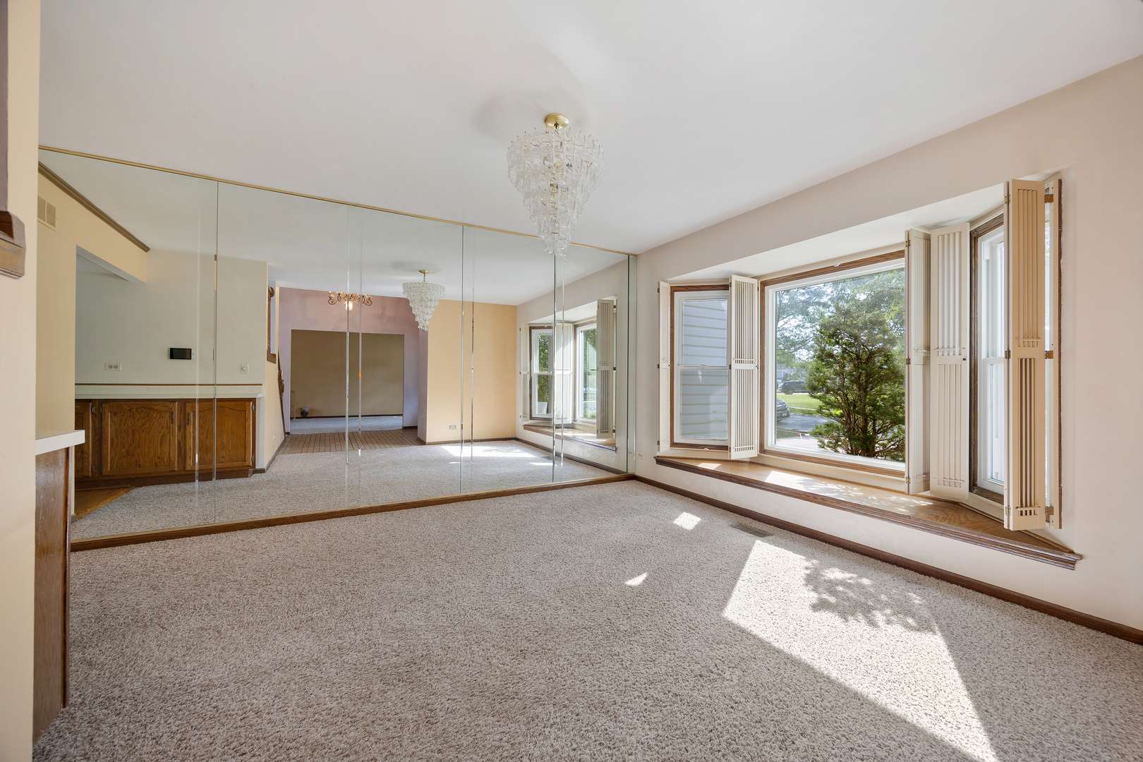 565 Rutgers LN, Elk Grove Village, IL 60007