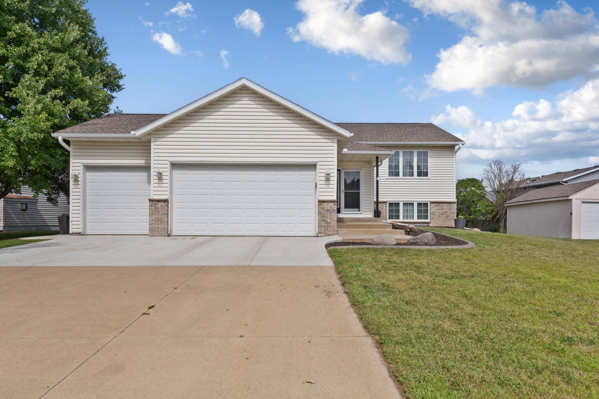 4 Lillie LN SE, Pine Island, MN 55963