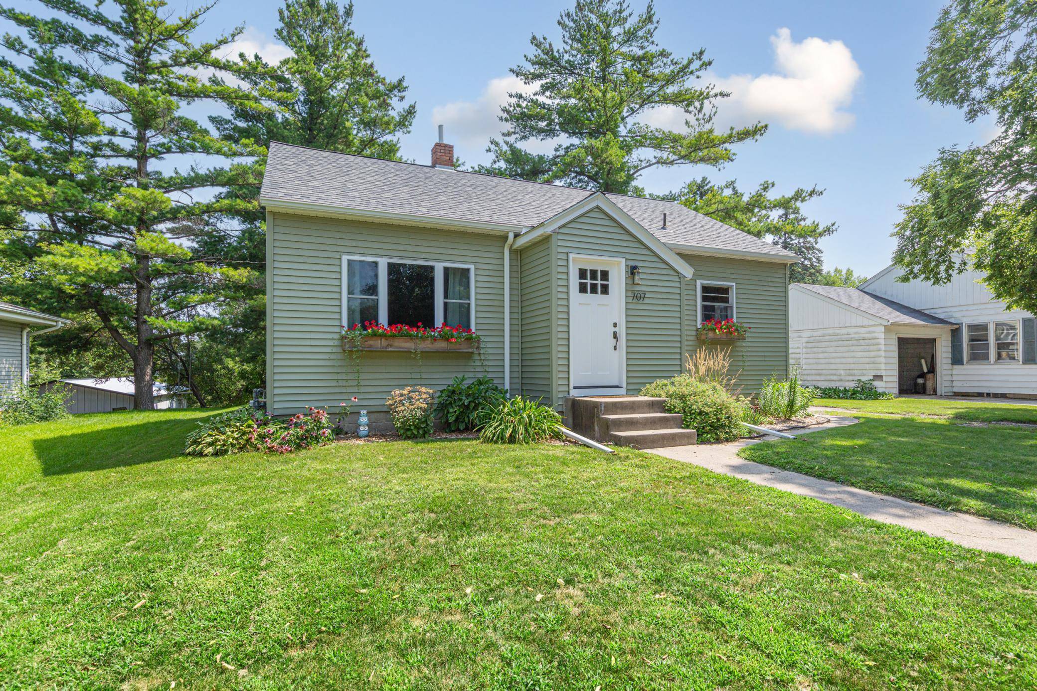 707 N Hennepin ST, Winthrop, MN 55396