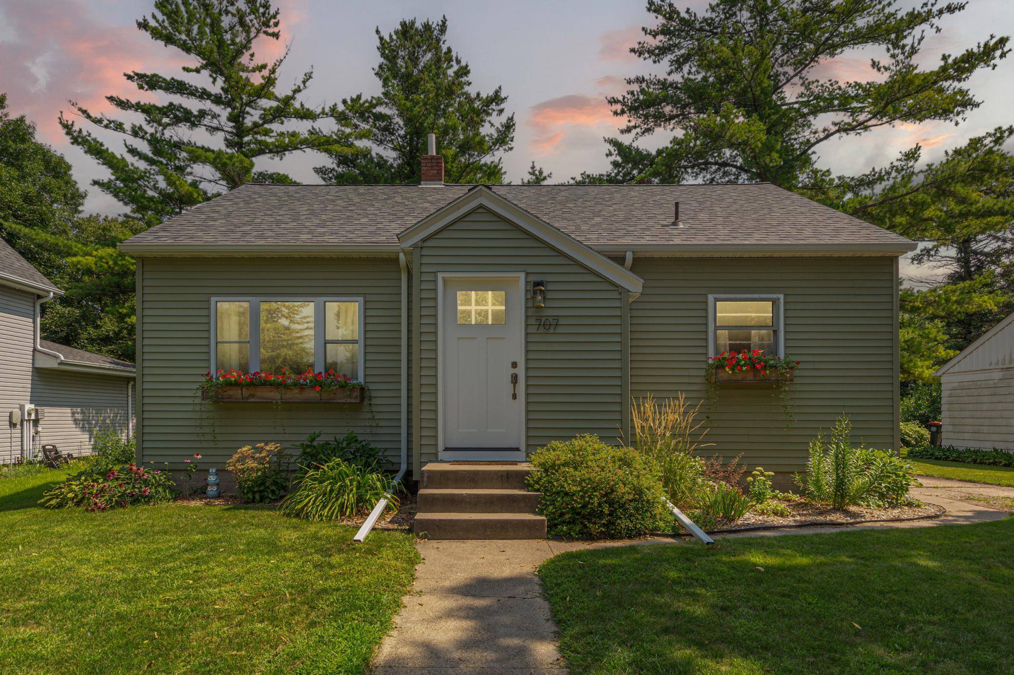 707 N Hennepin ST, Winthrop, MN 55396
