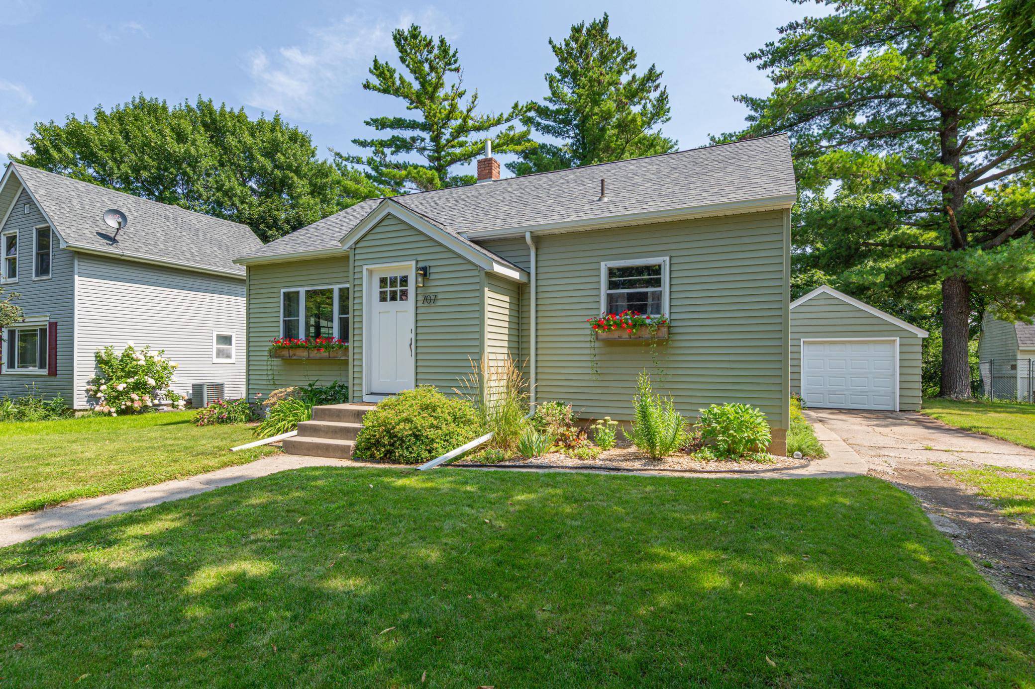 707 N Hennepin ST, Winthrop, MN 55396