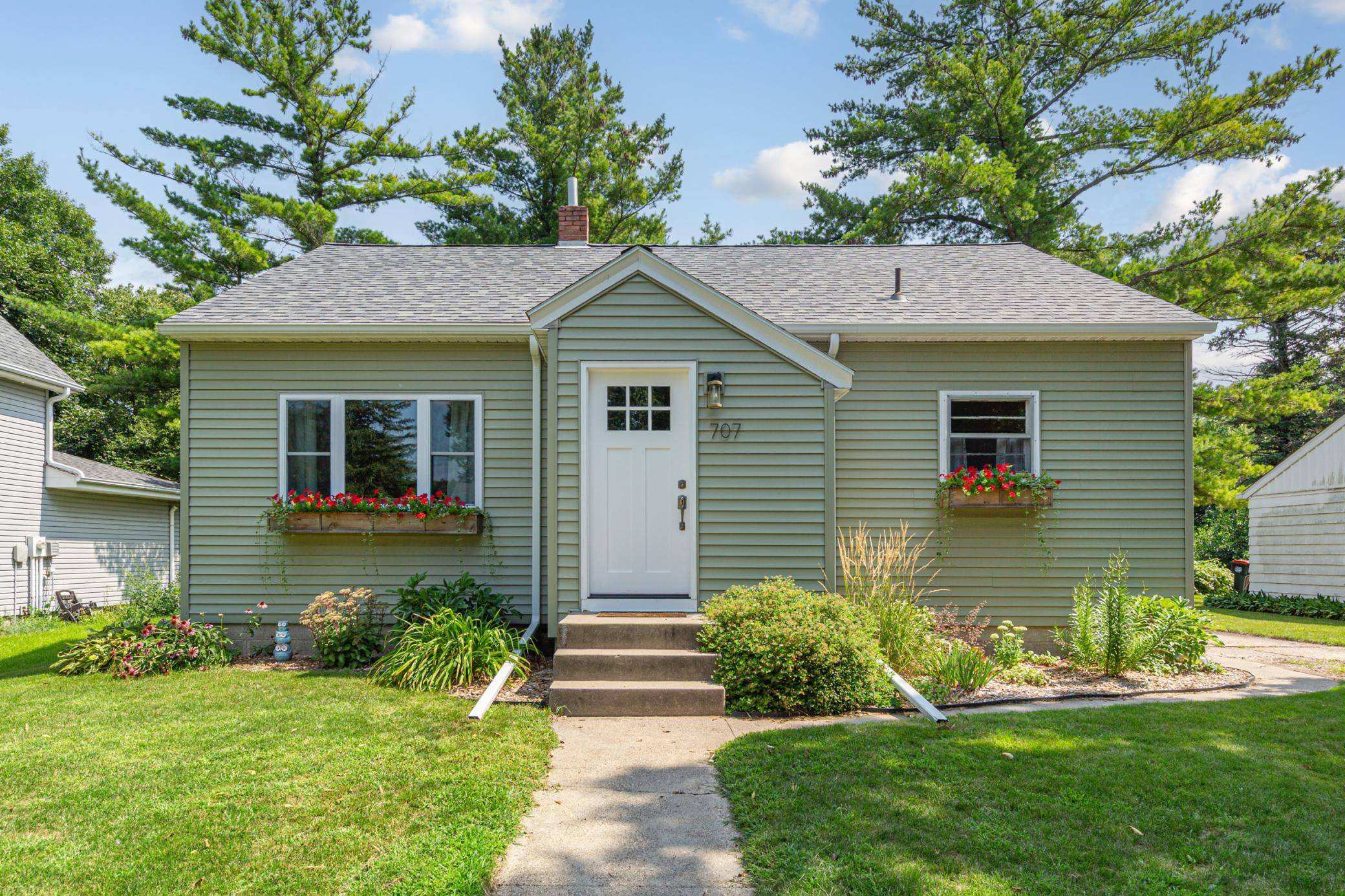 707 N Hennepin ST, Winthrop, MN 55396