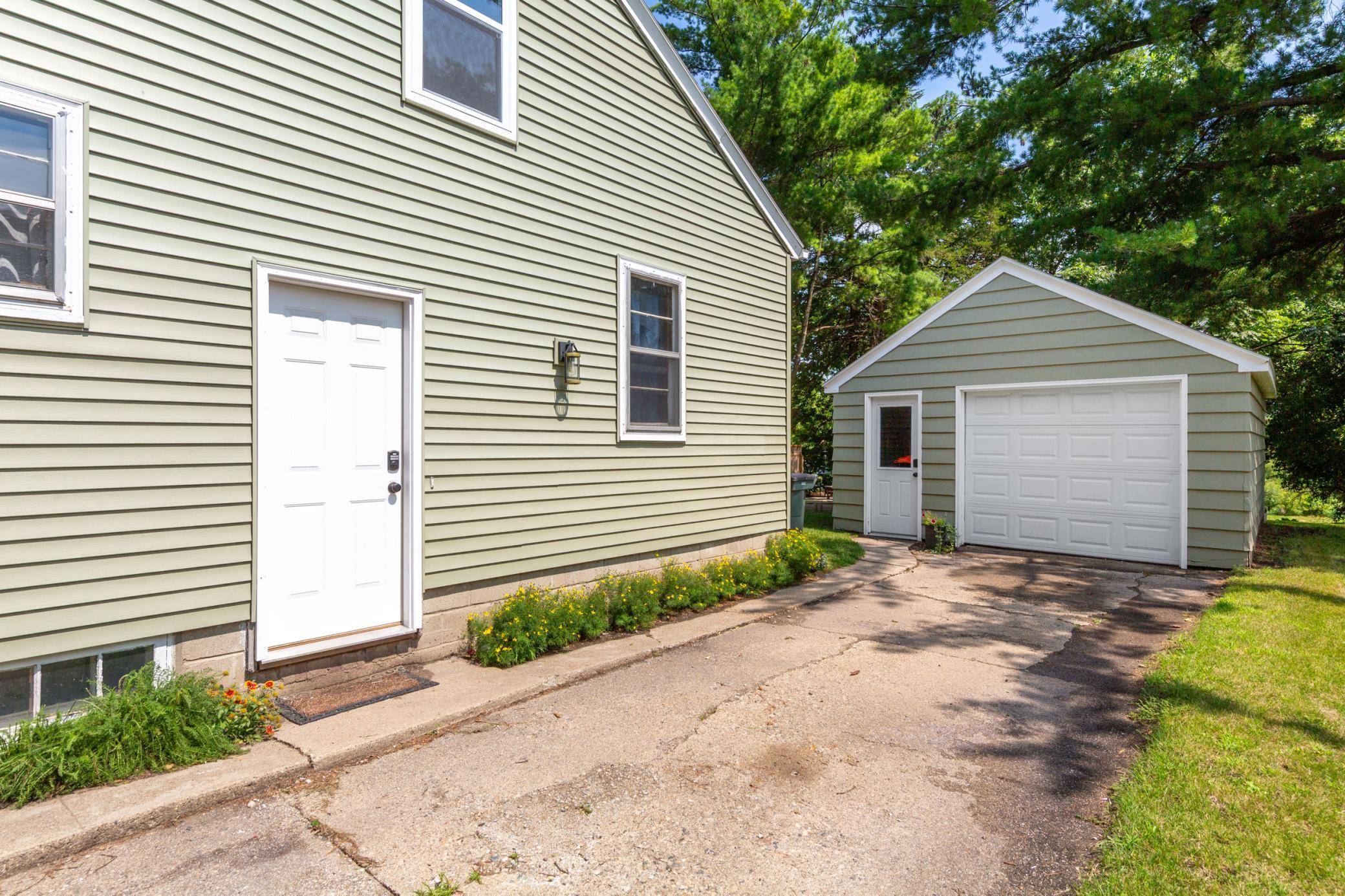 707 N Hennepin ST, Winthrop, MN 55396