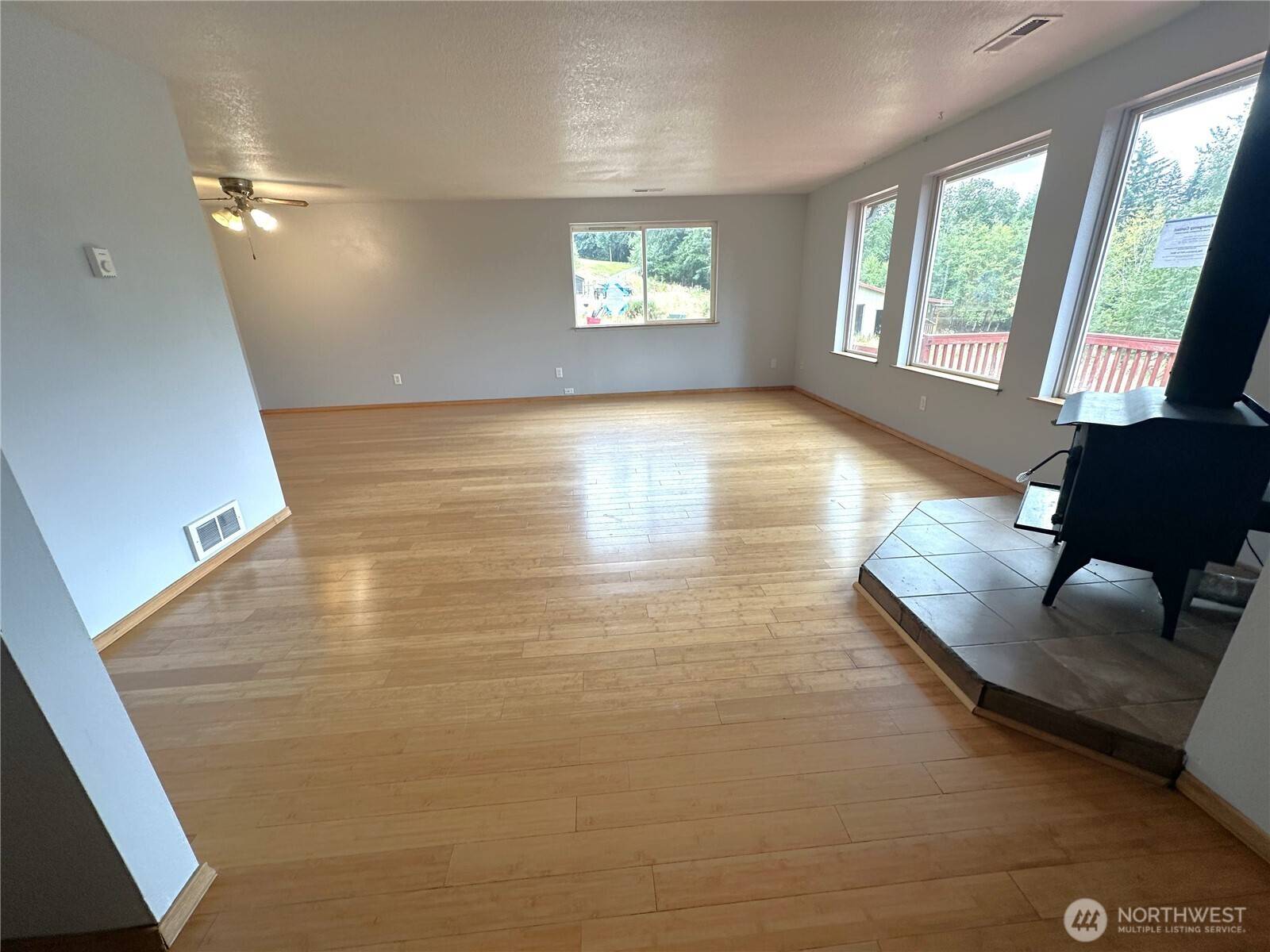 208 Vogel RD, Castle Rock, WA 98611