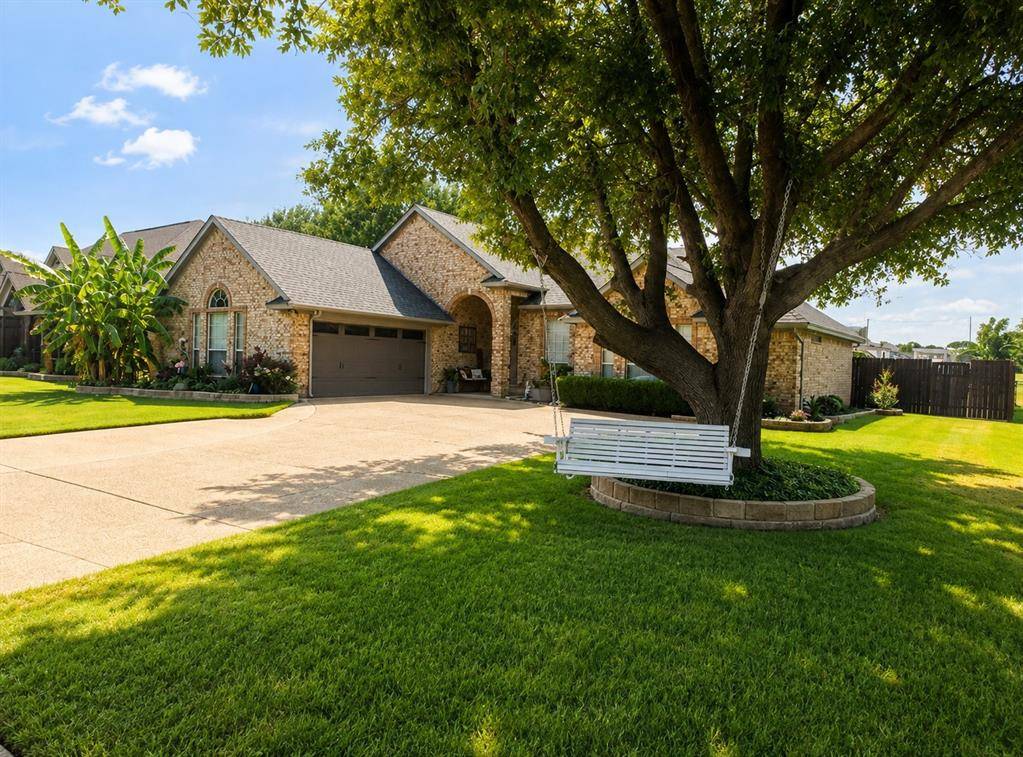 118 Golfers Way, Azle, TX 76020