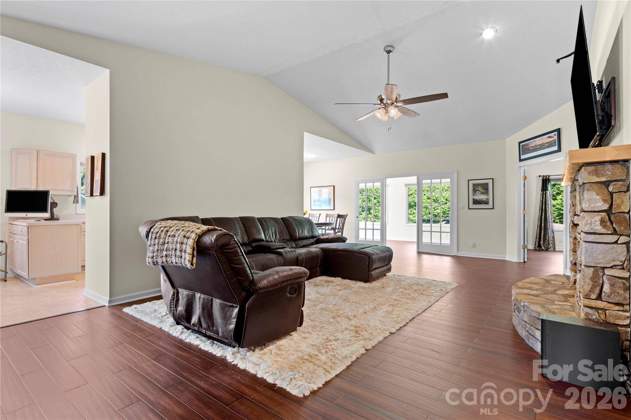 14 Country Meadows LN, Hendersonville, NC 28792