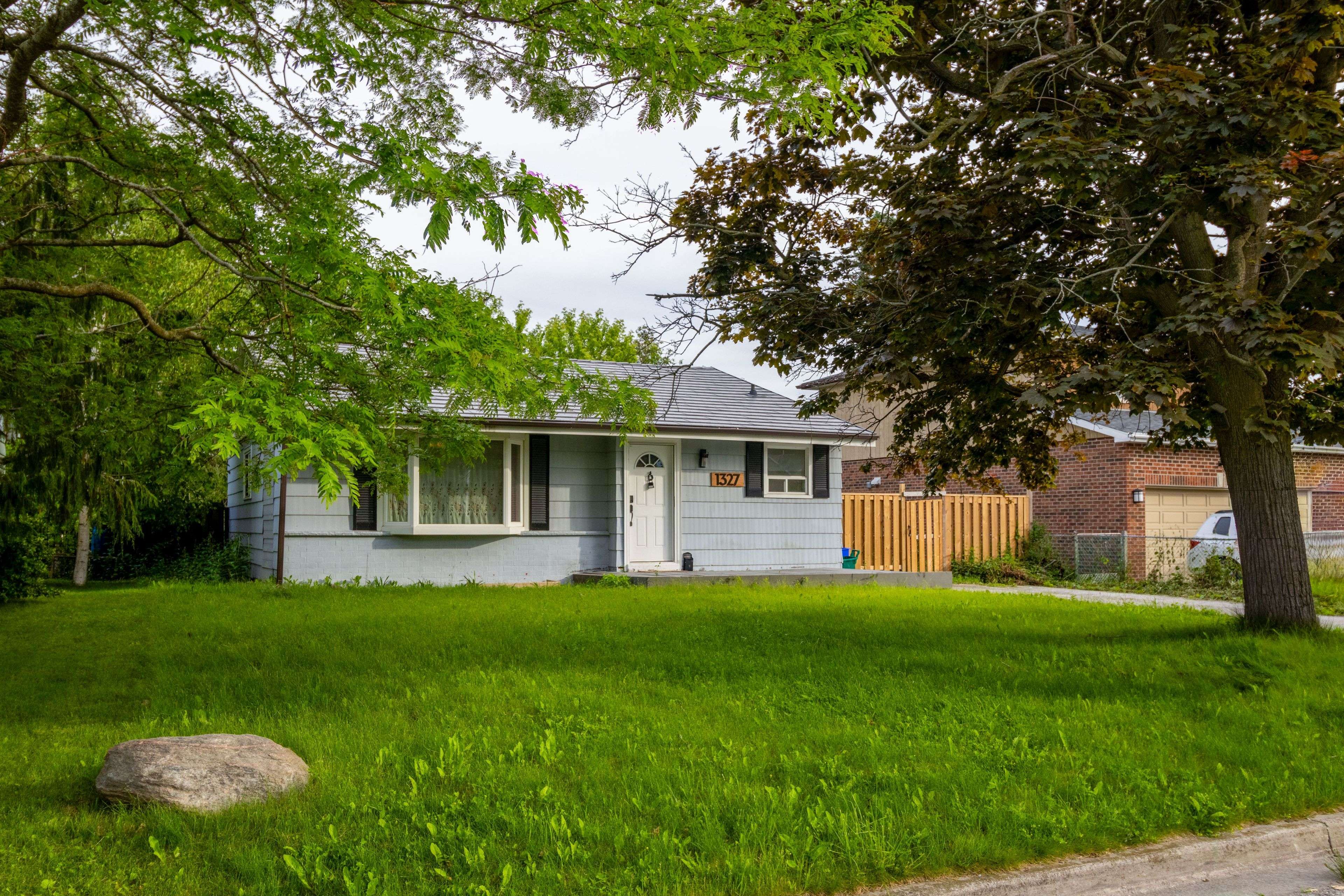1327 Commerce ST, Pickering, ON L1W 1E1