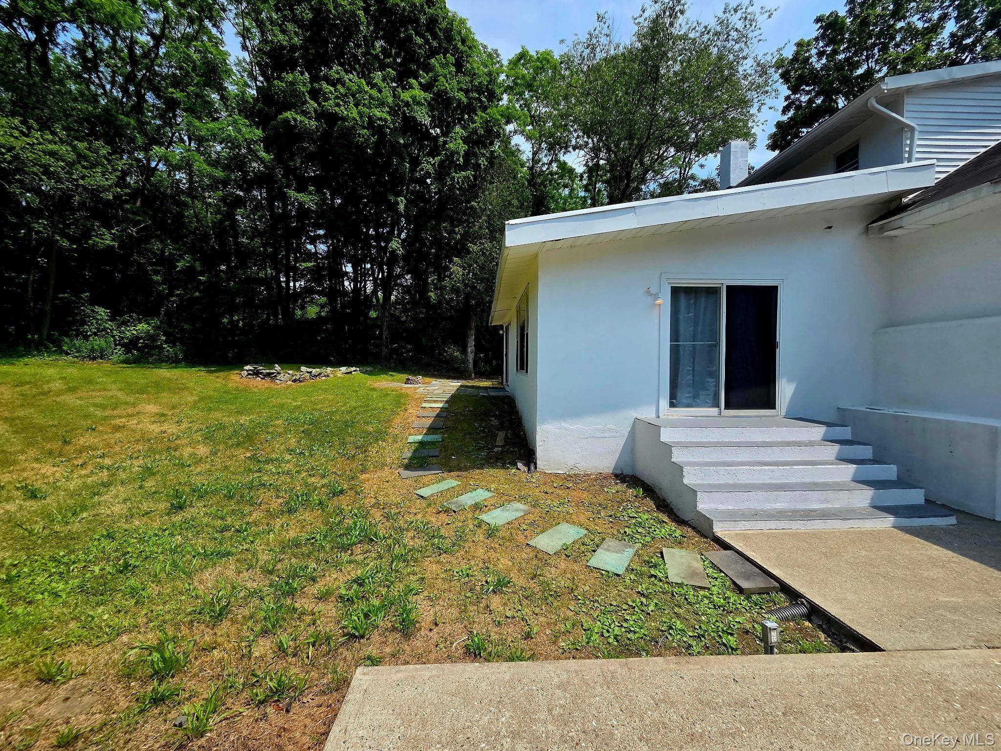 16 Ernest LN, Mahopac, NY 10541