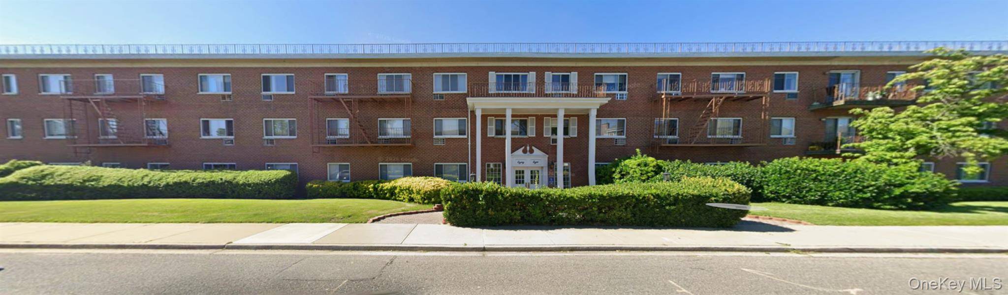 88 Lenox RD #3J, Rockville Centre, NY 11570