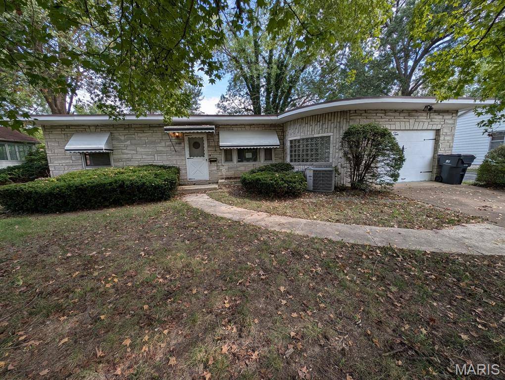 1610 Berkley LN, Belleville, IL 62226