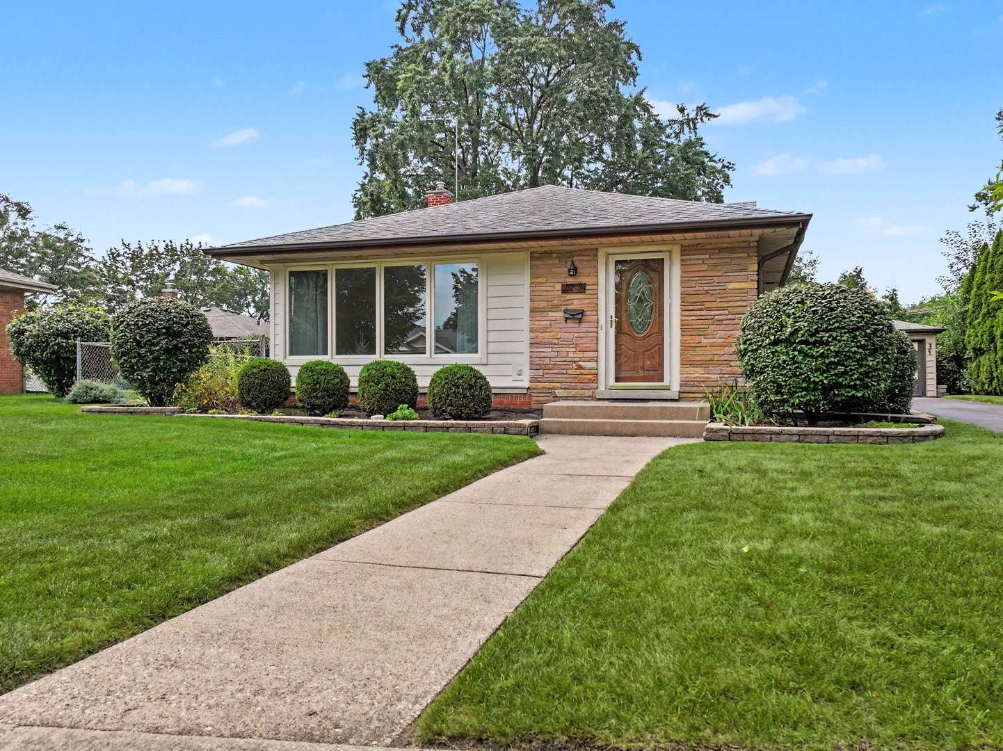 112 N Reuter DR, Arlington Heights, IL 60005
