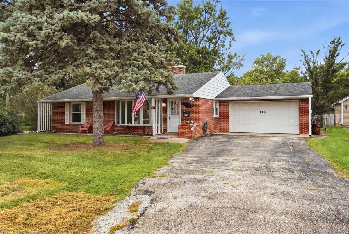 176 Lakeshore DR, Crystal Lake, IL 60014