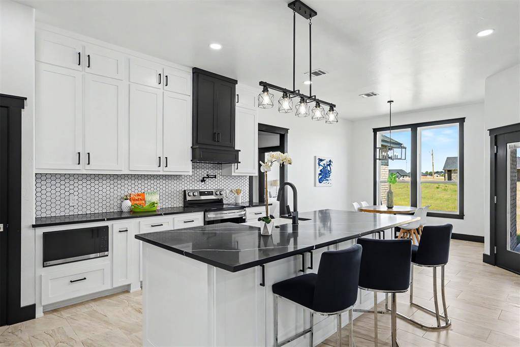 2440 Canyon CIR, Blanchard, OK 73010