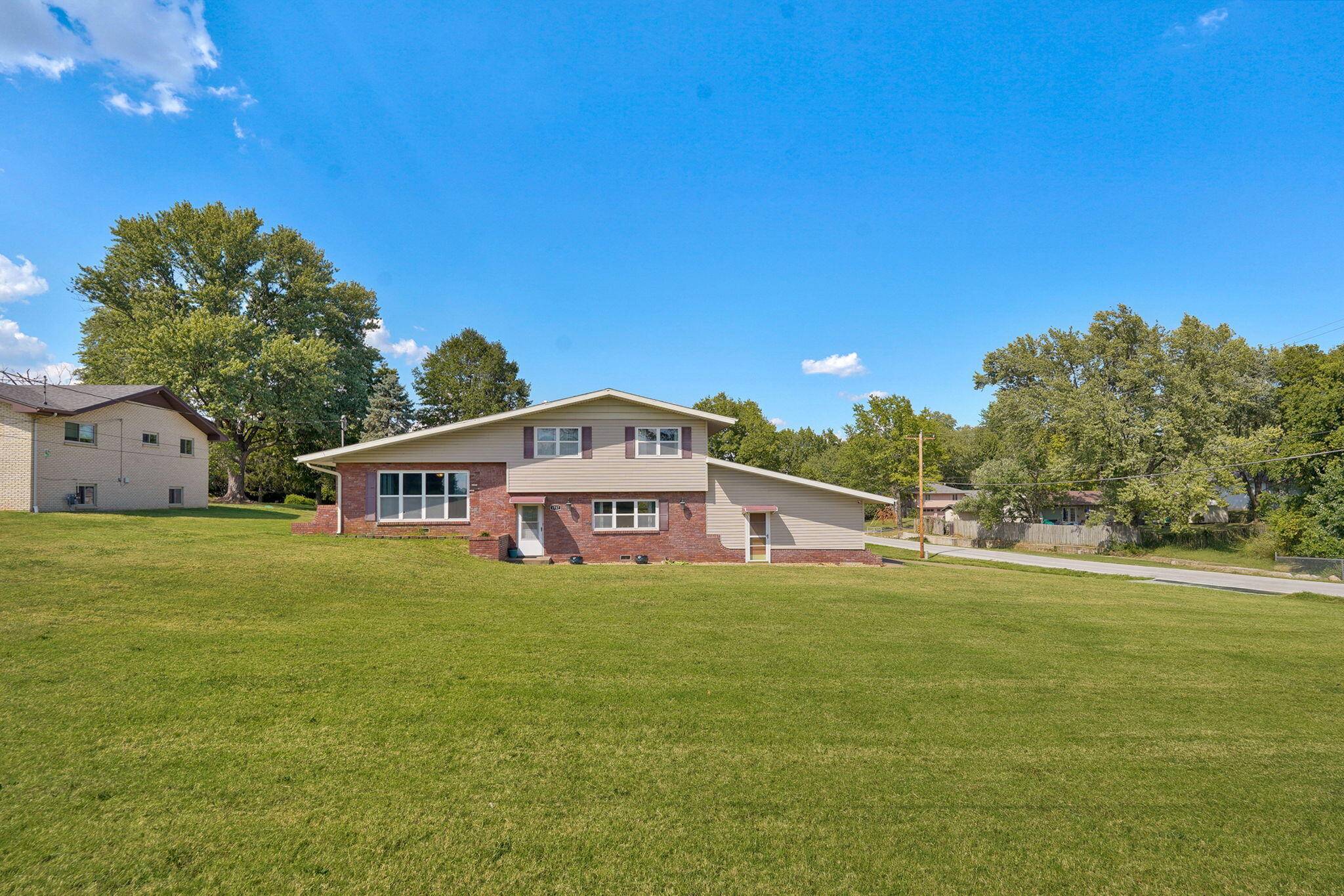 1757 E Mcclernon ST, Springfield, MO 65803