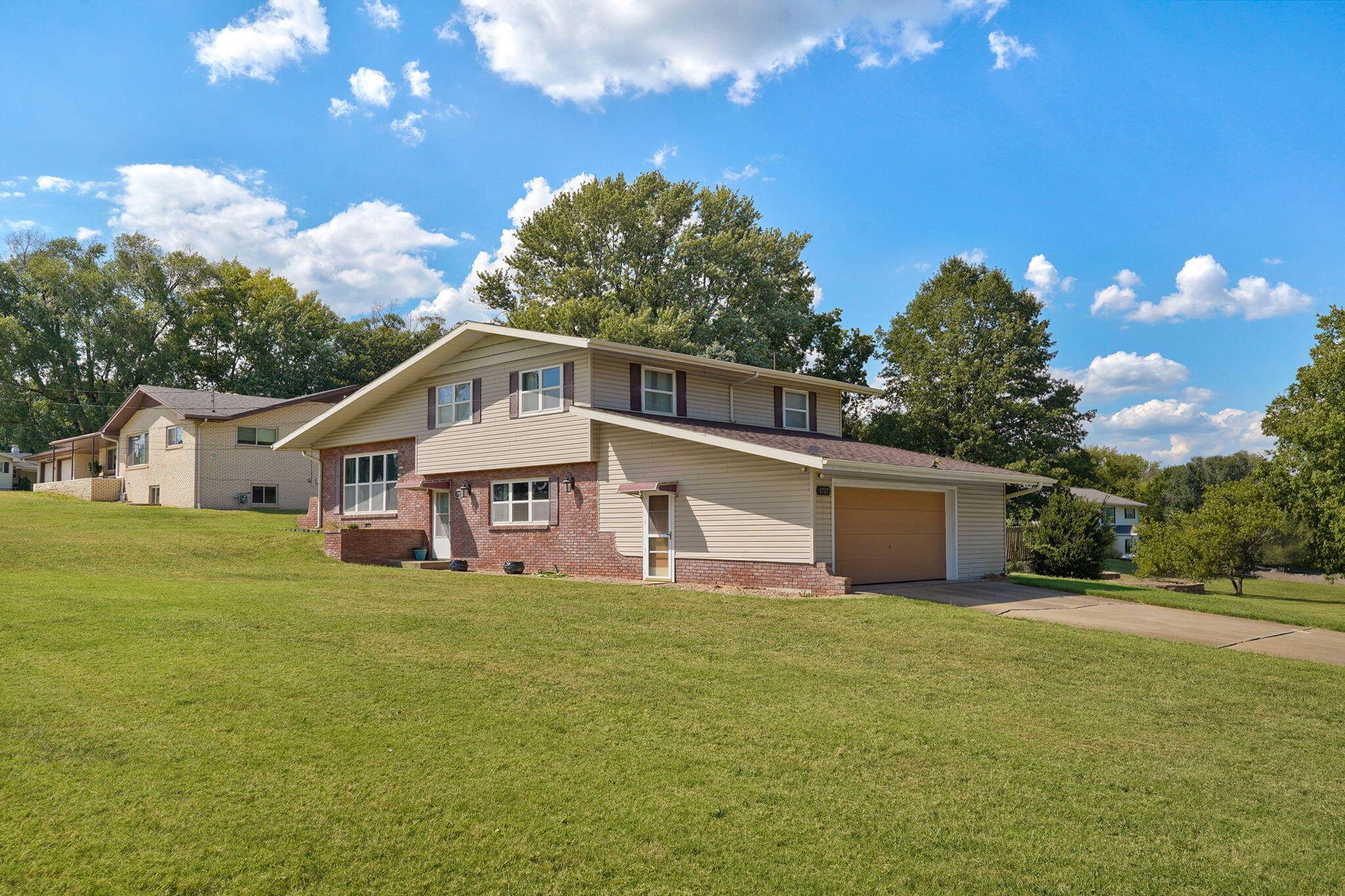 1757 E Mcclernon ST, Springfield, MO 65803