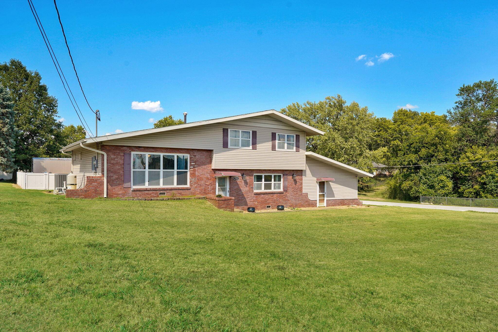 1757 E Mcclernon ST, Springfield, MO 65803