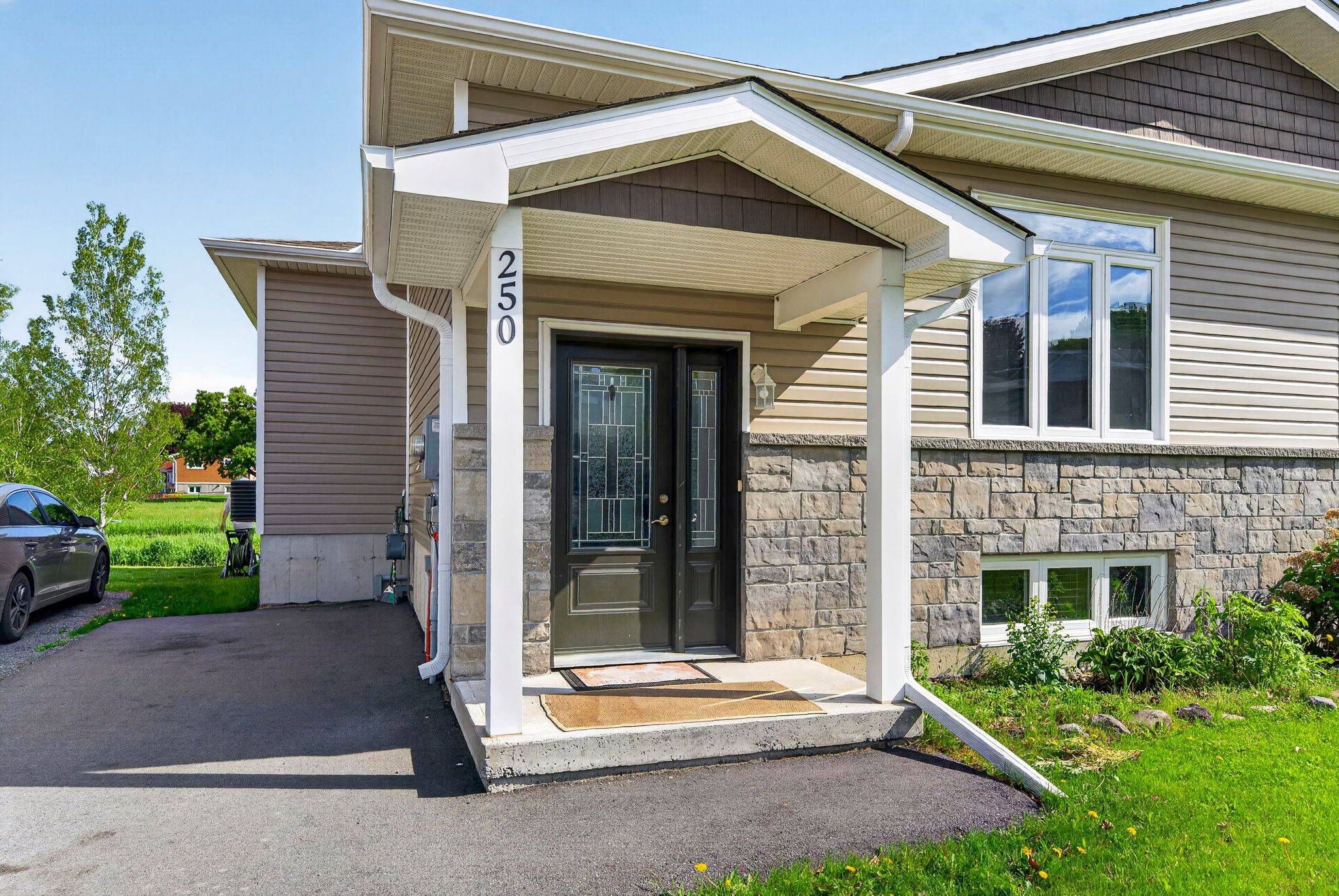 250 Lourdes AVE, Cornwall, ON K6H 0E8