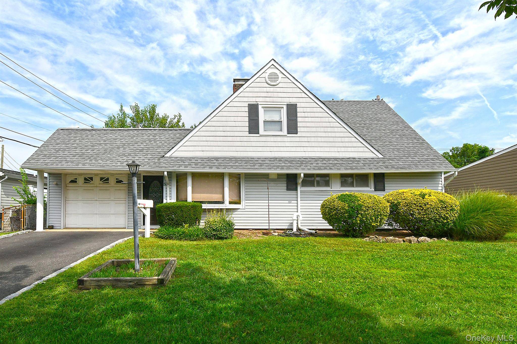 5 Woodcock LN, Levittown, NY 11756