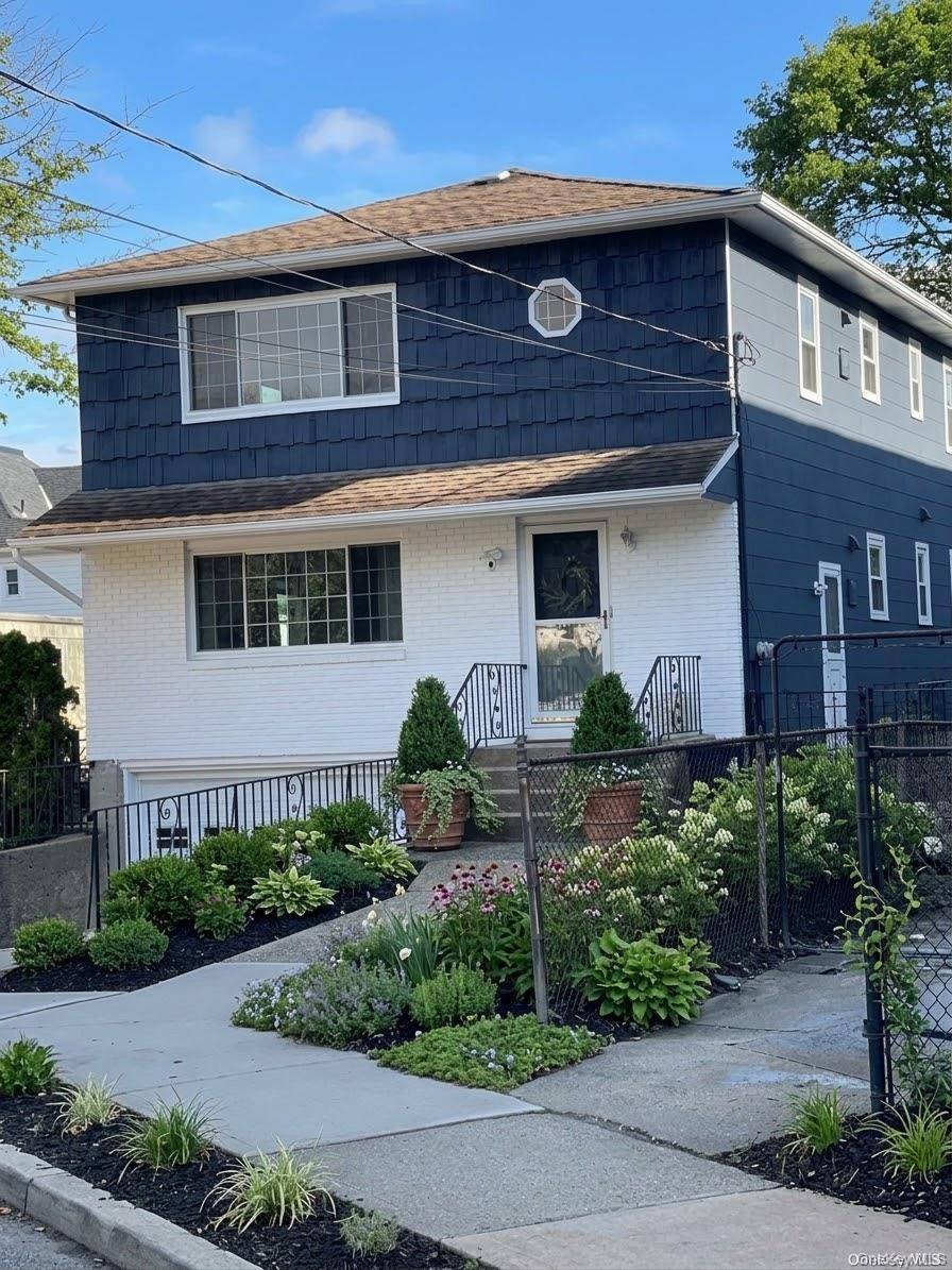 31 Roosevelt PL, Rockville Centre, NY 11570