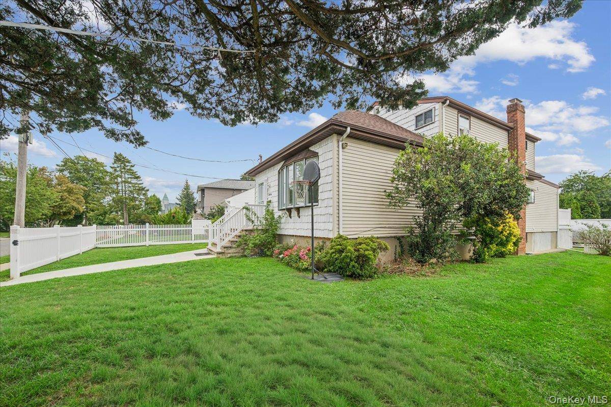2696 W Alder RD, Bellmore, NY 11710