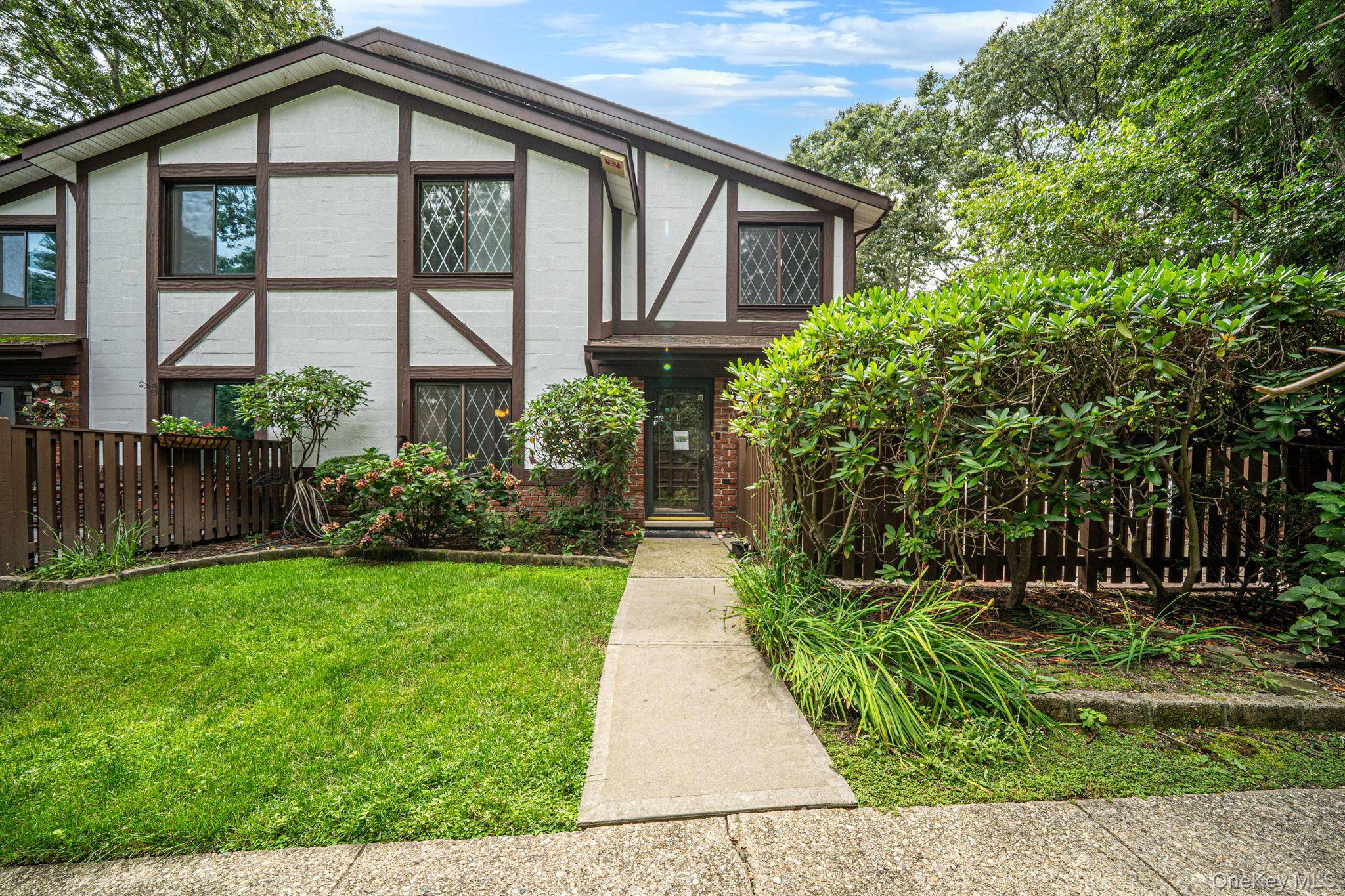 415 Clubhouse #51, Coram, NY 11727