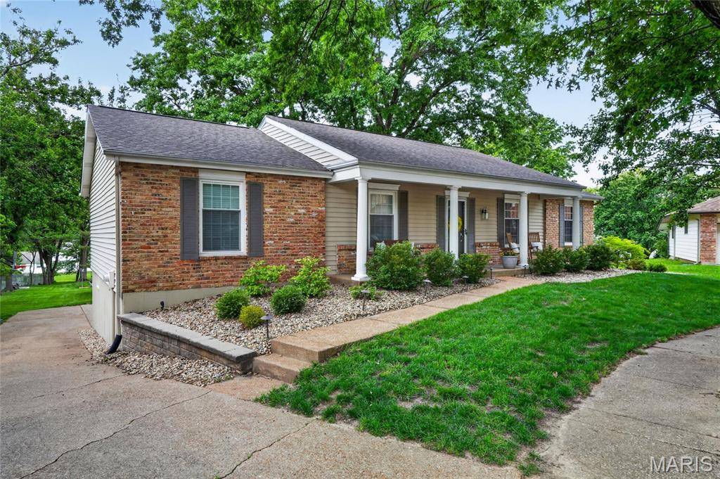 15580 Clover Ridge DR, Chesterfield, MO 63017