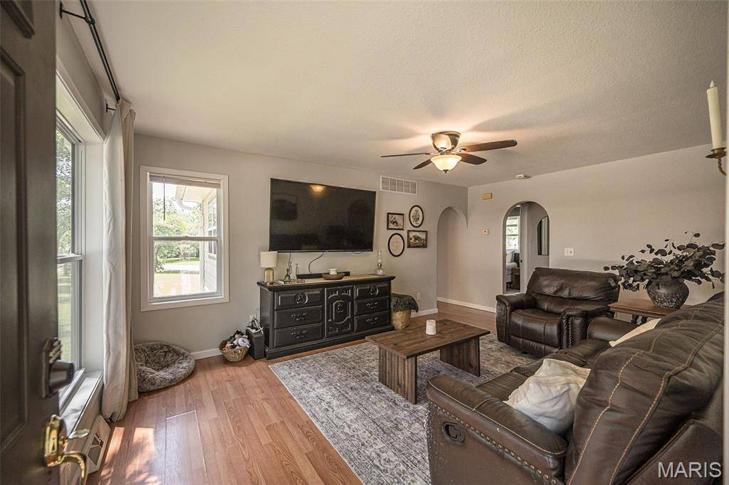 701 E Pear AVE, Owensville, MO 65066