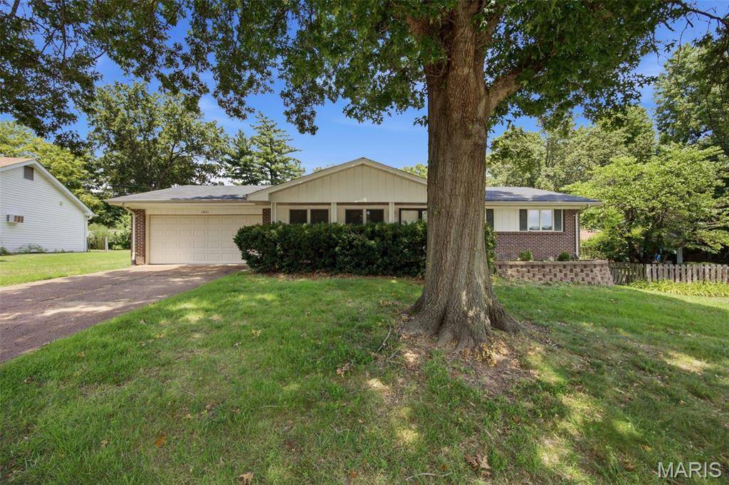 1001 Bridgeport DR, Ellisville, MO 63011