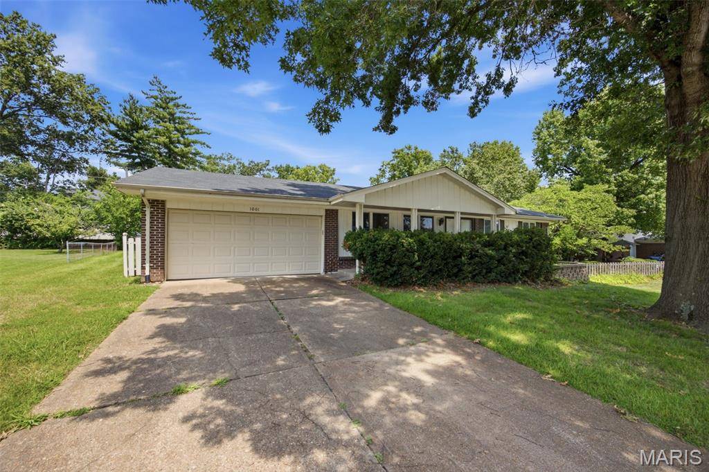 1001 Bridgeport DR, Ellisville, MO 63011