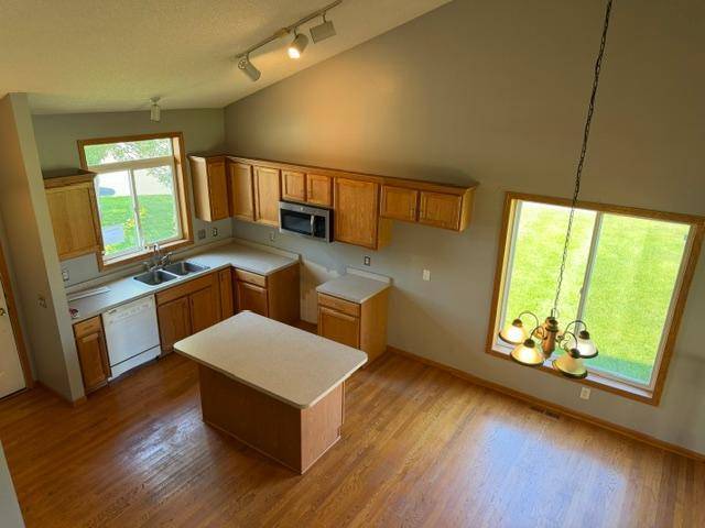 1516 Dublin CT, Shakopee, MN 55379