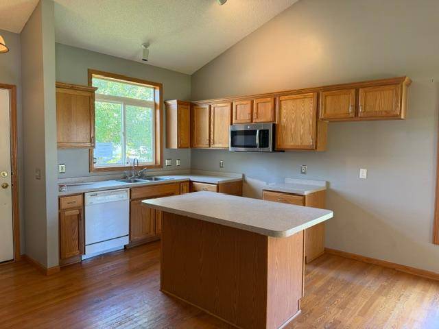 1516 Dublin CT, Shakopee, MN 55379