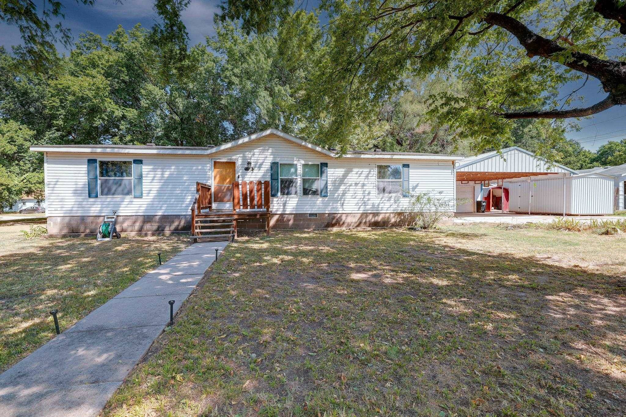 1010 E 1st, Winfield, KS 67156