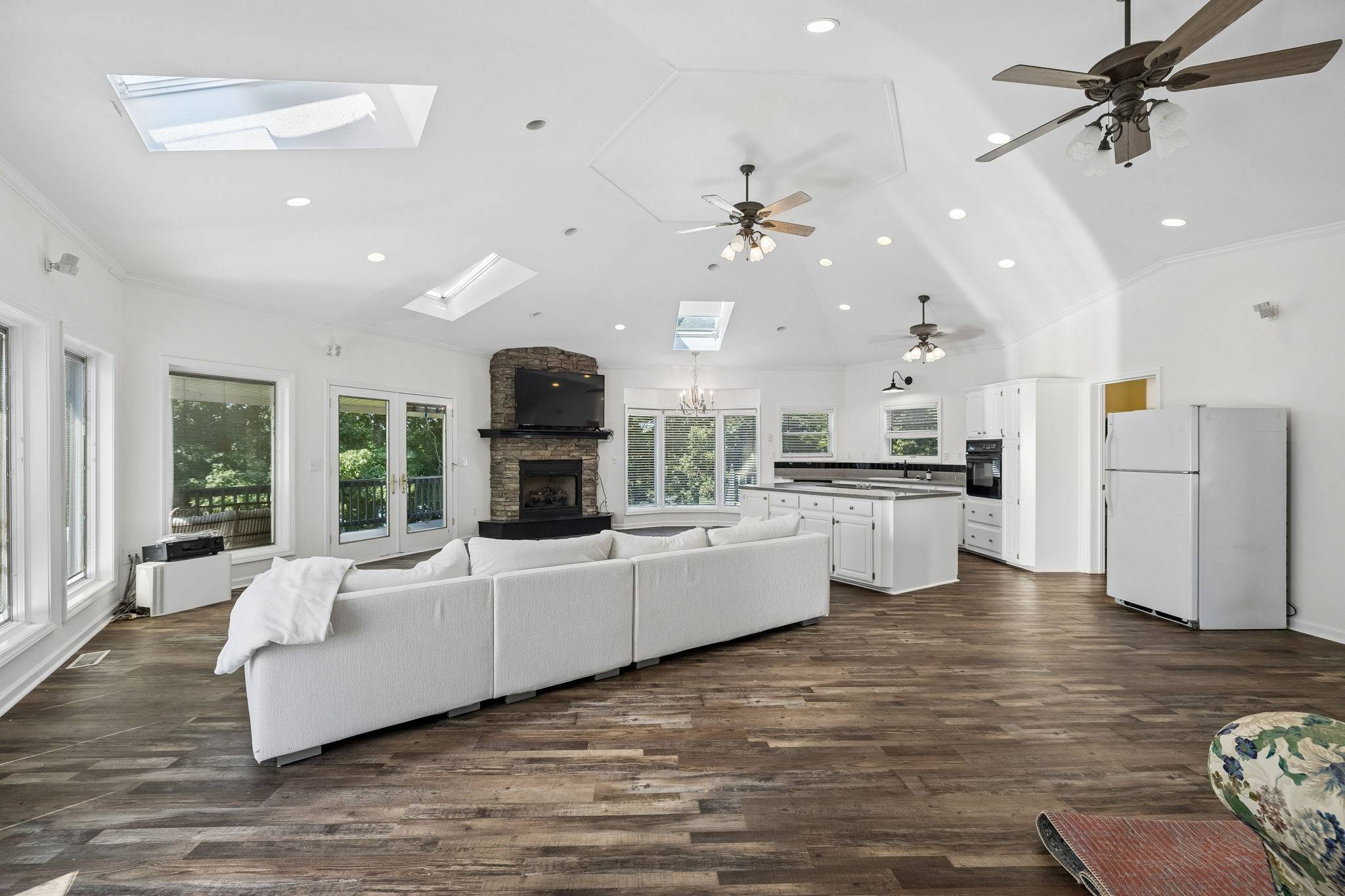 165 Cedar Point Rd, Bumpus Mills, TN 37028