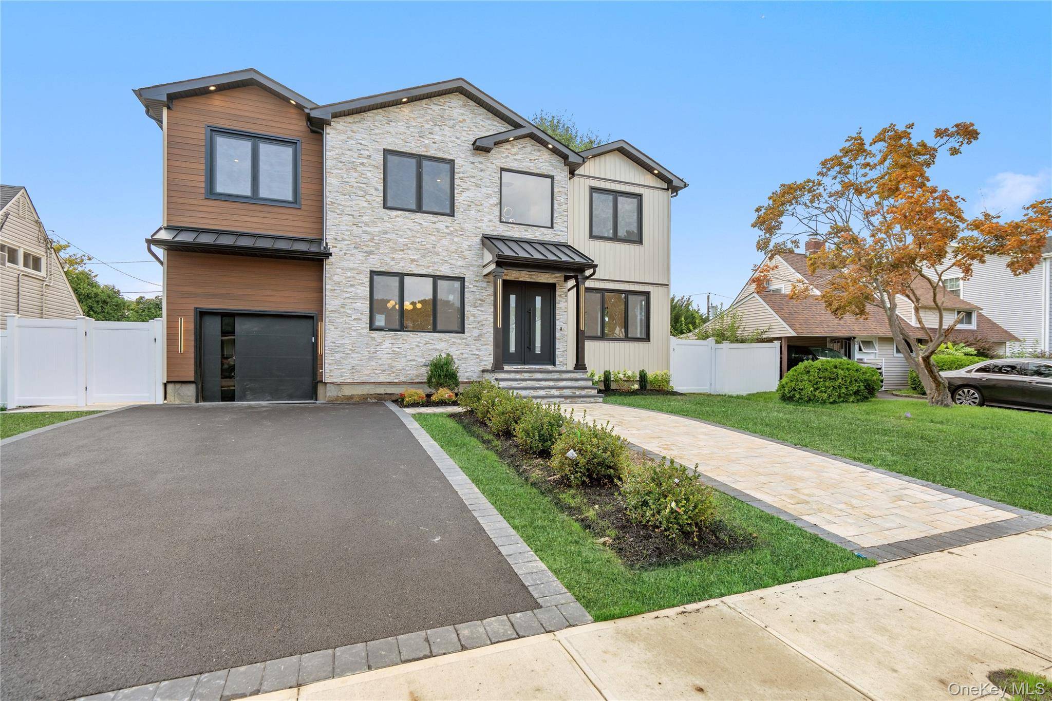 30 Hedge LN, Westbury, NY 11590