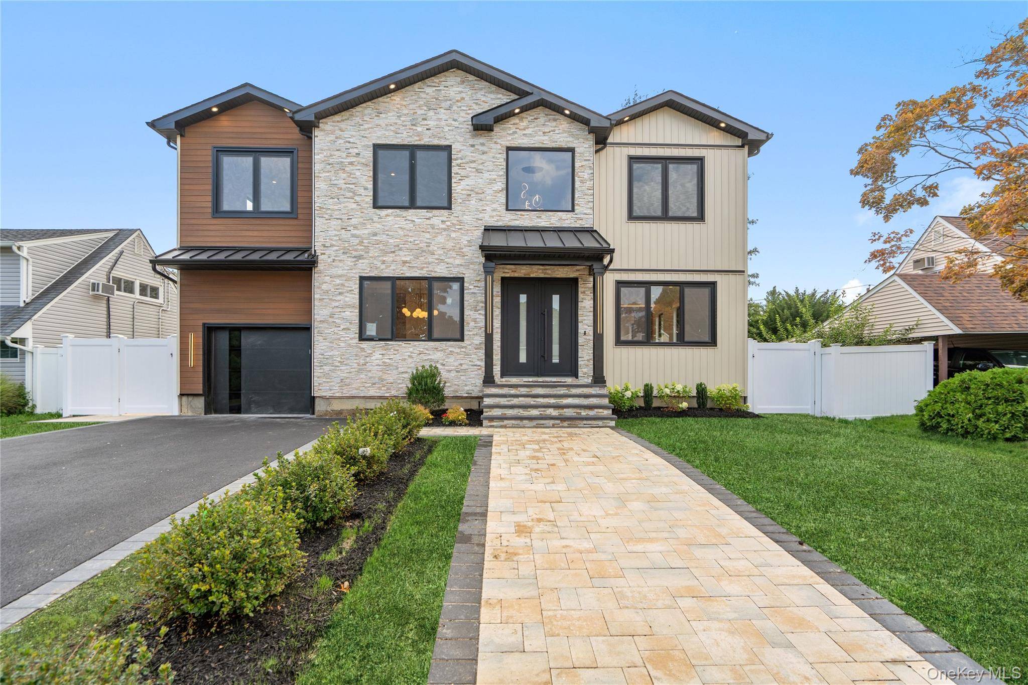 30 Hedge LN, Westbury, NY 11590